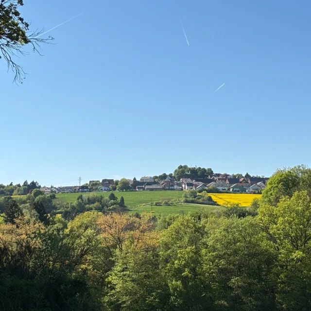 Hoch oben auf dem Bergrücken: Ruppertsecken.
Und genau hier beginnt deine Auszeit.

Sonne, Weite, Wanderwege direkt vor der Tür – und das Maison Fasson mittendrin.
Der Ausgangspunkt für Tage draußen und Abende, die bleiben.

Diese Serie hat dir gezeigt, was dich hier erwartet.
Jetzt fehlt nur noch eins: Du.

→ Sichere dir deine Auszeit im Maison Fasson.
→ Verfügbarkeiten aktuell begrenzt – Link in Bio.

#maisonfasson #ruppertsecken #nordpfalz #pfalz #pfälzerwald #urlaubpfalz #ferienwohnungpfalz #gruppenhaus #kurzurlaubdeutschland #auszeit #naturgenießen #wandernindeutschland #wanderpfalz #entschleunigung #landliebe #visitpfalz #hikinggermany #rausinsgrüne #urlaubindeutschland #jetztbuchen