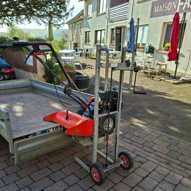 Wir geben der Erholung eine „Fasson“. 🛠️✨

Was macht ein gutes Gruppenhaus aus? Es ist die Summe der Details.
Während die Gartenfräse draußen den Boden für eure Barfuß-Momente vorbereitet, wartet drinnen unser handverlesenes Vintage-Interieur auf euch. 
Wir überlassen nichts dem Zufall, damit euer Urlaub am Donnersberg perfekt wird.

Klickt euch durch unsere Galerie auf der Website und entdeckt den Maison-Look!

#MaisonFasson #Qualitätsversprechen #UrlaubMitStil #PfälzerBergland #VintageInterieur