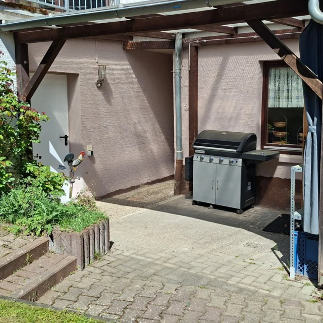 Der Duft von Freiheit (und frischem Grillgut). 🔥

Was wäre ein Urlaub im Maison Fasson ohne einen zünftigen Grillabend? Unsere überdachte Outdoorküche ist der Treffpunkt für alle Genießer. 
Während das Fleisch brutzelt und der Pfälzer Wein im Glas funkelt, entstehen die besten Erinnerungen. Unkompliziert, gesellig und einfach echt.

Was kommt bei euch als Erstes auf den Grill? 🥩🥦

#Grillzeit #MaisonFasson #Sommervibes #PfälzerWein #Genussmomente