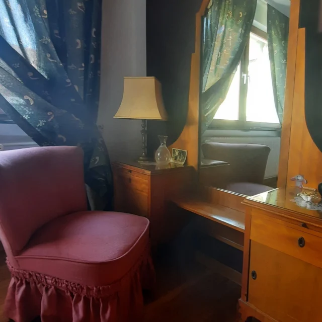 Ein großer Spiegel, warmes Licht und ein Sessel, der zum Verweilen einlädt. ✨

Der antike Schminktisch aus den 1920er Jahren erzählt leise von vergangenen Zeiten —
von ruhigen Abenden, kleinen Ritualen und diesem besonderen Gefühl von Geborgenheit.

Die kleine Lampe wirft ihr sanftes Licht auf all die liebevollen Details. 💜

Genau solche Ecken machen Maison Fasson zu einem Zuhause auf Zeit. 🏡

www.maison-fasson.de

#maisonfasson #zuhauseaufzeit #nordpfalz #donnersberg
#wohlfühlen #ankommen #ruhefinden #landliebe #ferienwohnung
#auszeit #gemeinsamzeit #natururlaub #vintagestyle #1920s
#altbauliebe #gemütlichkeit #interiorlove #antiquefurniture