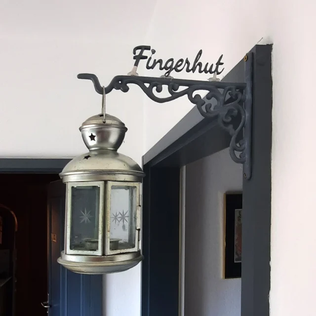 Schon vor der Zimmertür beginnen die kleinen Geschichten des Maison Fasson. ✨

Die Namen der Zimmer — inspiriert von Pflanzen und Blüten —
wurden von Dorit und Thomas im 3-D-Druck gestaltet und auf alte Lampenausleger montiert.

Daneben das sanfte Licht der kleinen antiken Laterne,
als würde jedes Zimmer einen ganz eigenen Charakter begrüßen. 🌿

Genau diese liebevollen Details machen Maison Fasson zu einem Zuhause auf Zeit. 🏡

www.maison-fasson.de

#maisonfasson #zuhauseaufzeit #nordpfalz #donnersberg
#wohlfühlen #ankommen #ruhefinden #landliebe #ferienwohnung
#auszeit #gemeinsamzeit #natururlaub #vintagestyle #altbauliebe
#handgemacht #interiorlove #detailsliebe #nachtschatten