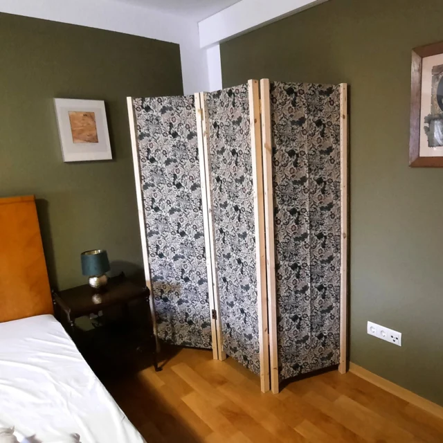 Manche Details erzählen ihre ganz eigenen Geschichten. 🌿

Der Paravent im Pfaffenhütchen Zimmer wurde von Dorit selbst gebaut und mit Stoff bezogen —
ein stiller Blickfang voller Wärme und Handarbeit.

Und vielleicht fragt man sich automatisch:
Was mag sich wohl dahinter verbergen? ✨

Genau diese kleinen Besonderheiten machen Maison Fasson zu einem Ort mit Seele. 🏡

www.maison-fasson.de

#maisonfasson #zuhauseaufzeit #nordpfalz #donnersberg
#wohlfühlen #ankommen #ruhefinden #landliebe #ferienwohnung
#auszeit #gemeinsamzeit #natururlaub #vintagestyle #handgemacht
#altbauliebe #gemütlichkeit #interiorlove #pfaffenhütchen