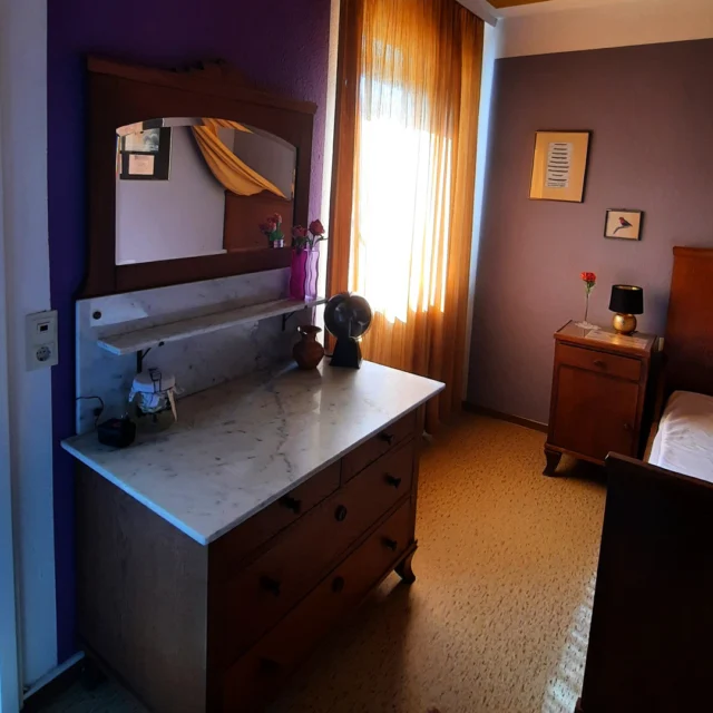 Goldenes Licht, violette Töne und ein Spiegel voller stiller Details. ✨

Im Nachtschatten Zimmer scheint die Zeit ein wenig langsamer zu werden —
der antike Waschtisch, das sanfte Leuchten und der Blick in den Spiegel, der das Zimmer noch einmal erzählt.

Ein Ort zum Ankommen, Durchatmen und Wohlfühlen. 💜

Genau solche ruhigen Momente warten im Maison Fasson. 🏡

www.maison-fasson.de

#maisonfasson #zuhauseaufzeit #nordpfalz #donnersberg
#wohlfühlen #ankommen #ruhefinden #landliebe #ferienwohnung
#auszeit #gemeinsamzeit #natururlaub #vintagestyle #altbauliebe
#gemütlichkeit #interiorlove #violettundgold #nachtschatten