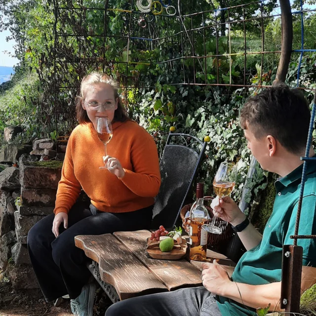 Die letzten Stufen führen hinab zur Laubenbank. 🌿

Ein kleiner Tisch zwischen zwei Sitzplätzen,
ein Glas regionaler Wein,
eine kleine Vesper
und das leise Gefühl, genau im richtigen Moment angekommen zu sein.

Nach dem Weg hinauf auf den Schlossberg
wird aus einer kleinen Pause plötzlich ein Sommerabend voller Ruhe. ✨

Genau solche Augenblicke bleiben rund um das Maison Fasson lange im Herzen. 🏡

www.maison-fasson.de

#maisonfasson #zuhauseaufzeit #nordpfalz #donnersberg
#sommerabende #ruhefinden #ankommen #landliebe #natururlaub
#pfalzliebe #auszeit #wohlfühlen #gemeinsamzeit #wanderwege
#regionalerwein #vesperzeit #romantischeorte #entschleunigung