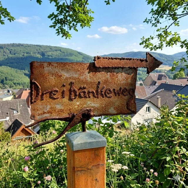 Treppauf, treppab durch kleine Gassen und hinauf zum Schlossberg —
der „Drei Bänkeweg“ lädt dazu ein, langsam zu gehen. 🌿

Immer wieder führen alte Stufen weiter
zu den drei Bänken,
die zwischen Dorf, Natur und Aussicht auf ihre Besucher warten.

Orte zum Verweilen,
zum Durchatmen
und für diese kleinen stillen Sommermomente. ✨

Rund um das Maison Fasson entdeckt man Wege,
die nicht nur irgendwohin führen —
sondern ein kleines Gefühl von Ankommen schenken. 🏡

www.maison-fasson.de

#maisonfasson #zuhauseaufzeit #nordpfalz #donnersberg
#wanderwege #ruhefinden #ankommen #natururlaub #landliebe
#sommermomente #pfalzliebe #auszeit #wohlfühlen #gemeinsamzeit
#dorfleben #romantischeorte #entschleunigung #wanderlust