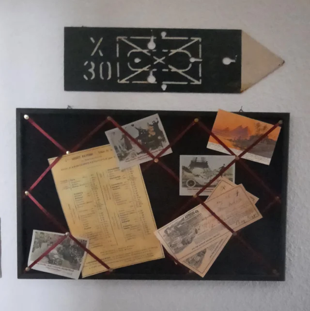 Ein Blick an die Wand – und plötzlich beginnt eine kleine Reise. 🍂

Alte Postkarten, vergessene Fahrpläne und kleine Fundstücke erzählen von Wegen, die einst jemand gegangen ist. Dazwischen Hinweise auf ferne Orte und Geschichten, die Raum zum Träumen lassen.

So werden aus kleinen Details stille Begleiter für eine Auszeit voller Atmosphäre.

Genau solche besonderen Ecken findet man im Maison Fasson. 🏡✨

Vielleicht genau das, was gerade gut tut.
www.maison-fasson.de

#maisonfasson #zuhauseaufzeit #nordpfalz #donnersberg #wohlfühlen #ruhefinden #ankommen #gemeinsamzeit #natururlaub #auszeit #landliebe #ferienwohnung #vintageliebe #liebezumdetail #postkartenliebe #reisegefühle #historischwohnen #gemütlichkeit #alteschätze #wohnatmosphäre