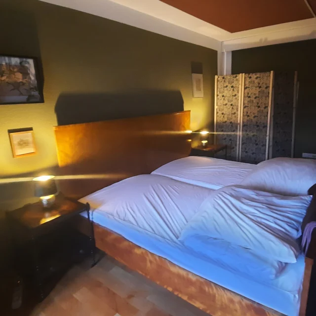So fühlt sich der Unterschied zwischen einem Raum und einem Rückzugsort an. 🌿

Heute fällt warmes Abendlicht auf schilfgrüne Wände, ein antikes Bett und liebevolle Details, wo früher Weiße Wände, ein Pflegebett und der Blick auf den alten Waschbereich standen.

Alles war da – und doch fehlte das Gefühl von Zuhause.

Heute tritt der Alltag in den Hintergrund, verborgen hinter einem wunderschönen Paravent.

Genau solche Momente machen aus einem Zimmer einen Ort zum Ankommen. 💜

Ein kleines Vorher-Nachher-Wunder aus dem Maison Fasson.

www.maison-fasson.de

#maisonfasson #zuhauseaufzeit #nordpfalz #donnersberg #wohlfühlen #ruhefinden #ankommen #gemeinsamzeit #natururlaub #auszeit #landliebe #ferienwohnung #vorhernachher #vintagestyle #altbauliebe #gemütlichkeit #wohngefühl #romantischwohnen #abendstimmung #pfalzliebe