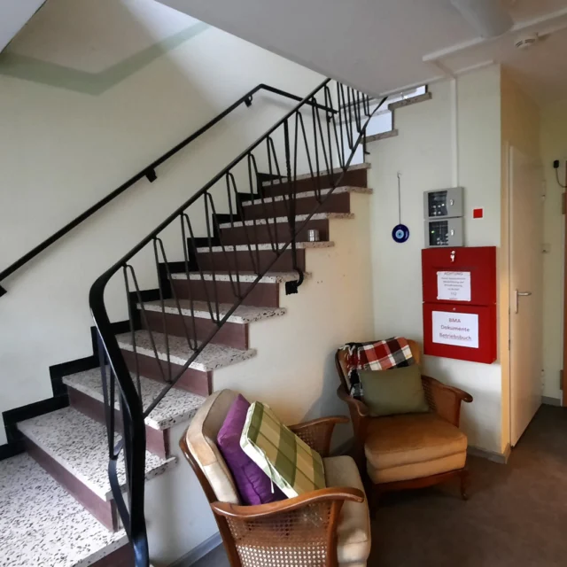 Manche Orte laden ganz von selbst dazu ein, einen Moment zu bleiben. ✨

Früher führte die Treppe einfach nur nach oben.
Helle Wände, wenig Atmosphäre, ein Platz zum Vorbeigehen.

Heute erzählen Bilder an den Wänden Geschichten, warme Violetttöne umhüllen den Raum, und die alten Sessel unter der Treppe wirken, als hätten sie genau hier immer hingehört. 💜

Kein Wunder, dass Gäste hier gerne verweilen, plaudern oder einfach einen ruhigen Augenblick genießen.

Genau solche Lieblingsplätze entstehen im Maison Fasson. 🏡

www.maison-fasson.de

#maisonfasson #zuhauseaufzeit #nordpfalz #donnersberg #wohlfühlen #ruhefinden #ankommen #gemeinsamzeit #natururlaub #auszeit #landliebe #ferienwohnung #vorhernachher #vintagestyle #altbauliebe #gemütlichkeit #wohngefühl #treppenhausliebe #lieblingsplatz #pfalzliebe