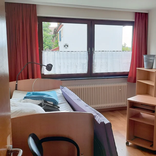 Manchmal braucht es ein wenig Vorstellungskraft, um zu erkennen, was ein Raum einmal werden kann. ✨

Weiße Wände. Alte Möbel. Ein Zimmer ohne Geschichte.

Und doch steckt genau dort oft etwas Besonderes verborgen.

Ein Wimpernschlag später zeigen warme Grüntöne, liebevolle Details und ein Hauch Romantik, was in diesem Raum schon immer schlummerte. 🌿💜

Das Alpenveilchen-Zimmer ist eines dieser kleinen Vorher-Nachher-Wunder im Maison Fasson.

Dein Zuhause auf Zeit.

www.maison-fasson.de

#maisonfasson #zuhauseaufzeit #nordpfalz #donnersberg #wohlfühlen #ruhefinden #ankommen #gemeinsamzeit #natururlaub #auszeit #landliebe #ferienwohnung #vorhernachher #zimmerverwandlung #altbauliebe #vintagestyle #romantischwohnen #gemütlichkeit #wohngefühl #pfalzliebe
